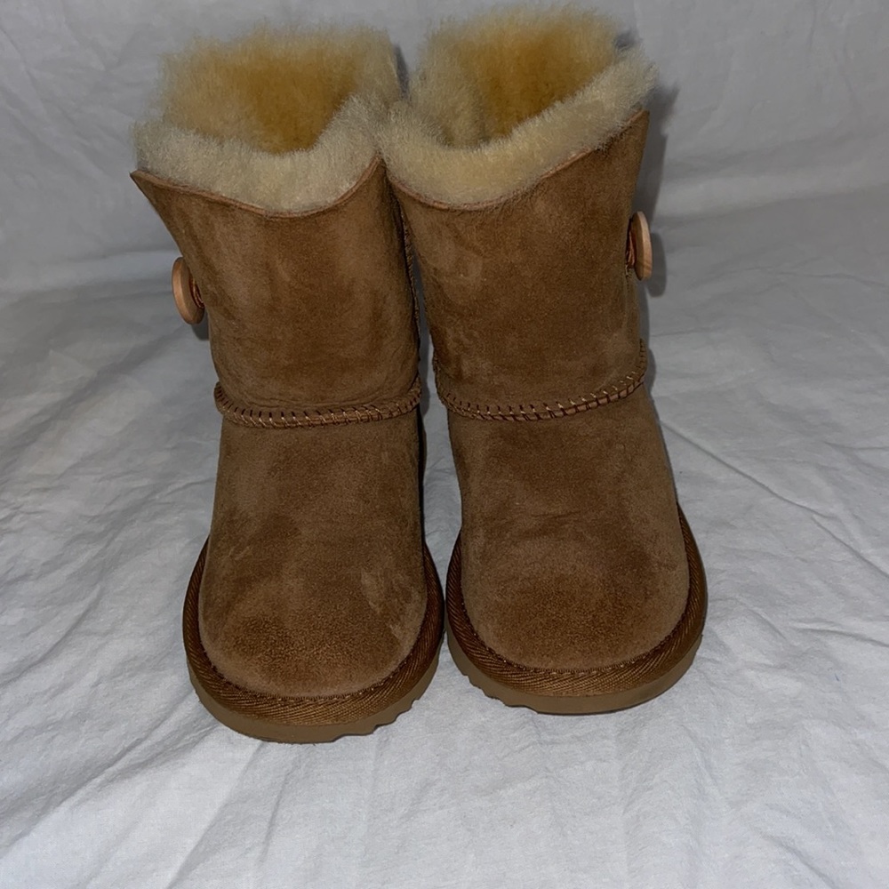 UGGS. - Picture 2 of 4